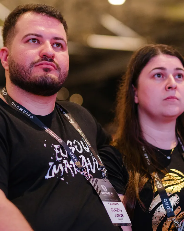 Cláudio e Bruna atentos na plateia do Protagon