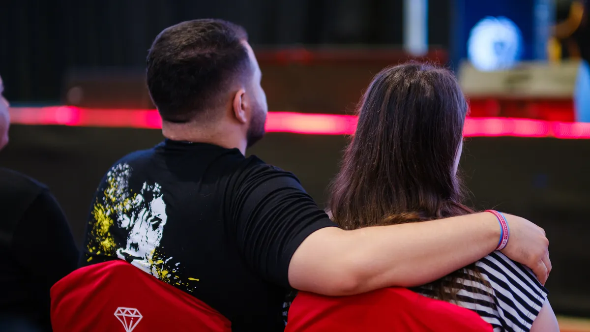 Cláudio e Bruna abraçados nas cadeiras Diamond durante o Protagon
