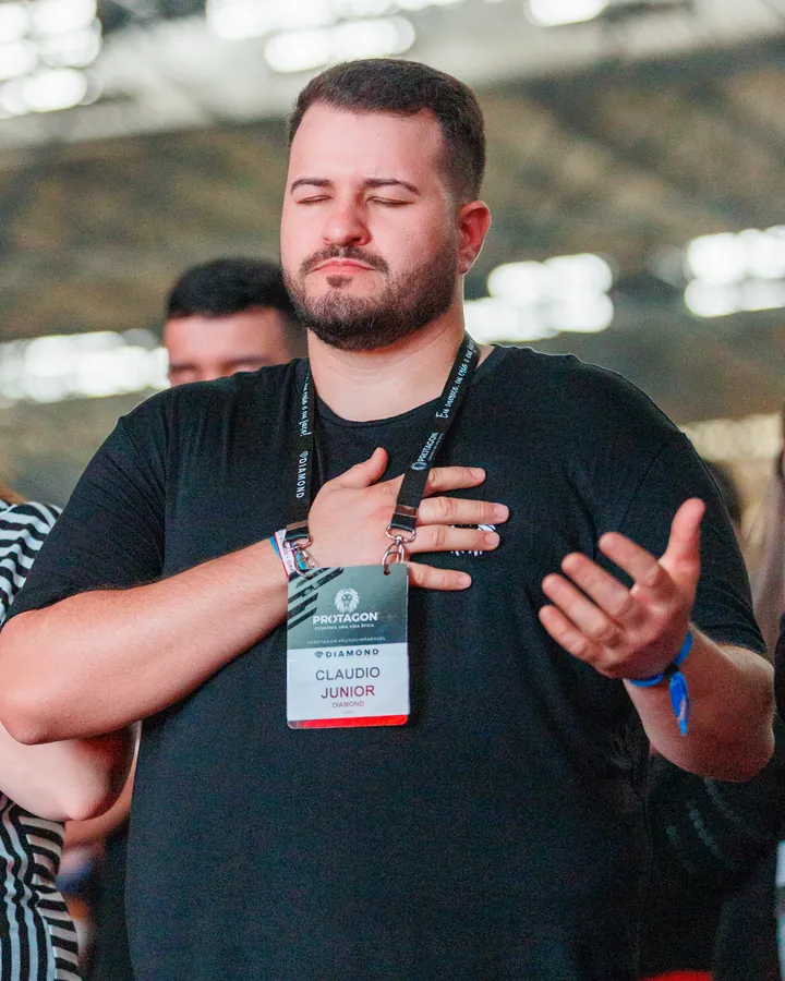 Cláudio emocionado com a mão no peito durante a imersão